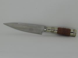Cuchillo con cabo de madera torneada y terminaciones en alpaca 