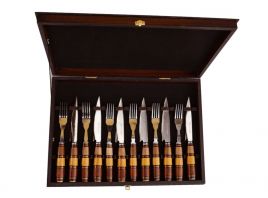 Caja con cuchillos y tenedores 