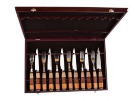 Caja con cuchillos y tenedores 