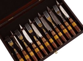 Caja con cuchillos y tenedores 