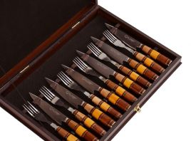 Caja con cuchillos y tenedores 