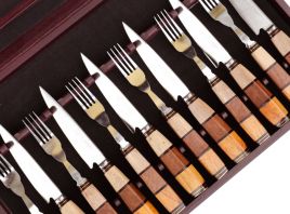 Caja con cuchillos y tenedores 