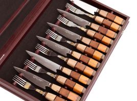 Caja con cuchillos y tenedores 