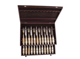 Caja con cuchillos y tenedores 