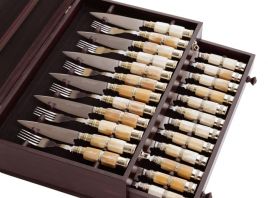 Caja con cuchillos y tenedores 