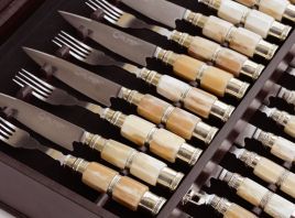 Caja con cuchillos y tenedores 