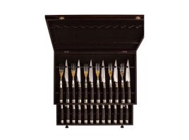 Caja con cuchillos y tenedores 