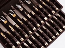 Caja con cuchillos y tenedores 