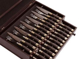 Caja con cuchillos y tenedores 