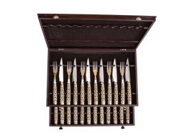 Caja con cuchillos y tenedores 