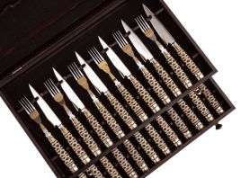 Caja con cuchillos y tenedores 