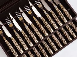 Caja con cuchillos y tenedores 