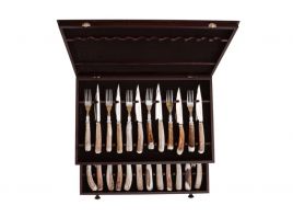 Caja con cuchillos y tenedores 