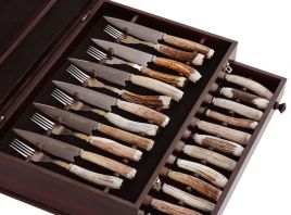 Caja con cuchillos y tenedores 