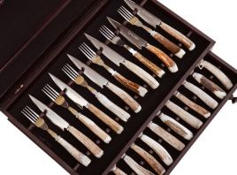 Caja con cuchillos y tenedores 