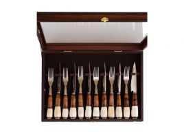 Caja con cuchillos y tenedores 