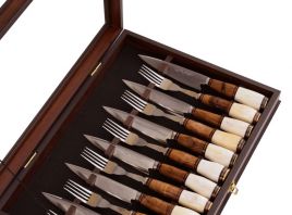 Caja con cuchillos y tenedores 