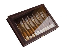 Caja con cuchillos y tenedores 