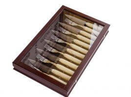 Caja con cuchillos y tenedores 