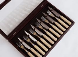 Caja con cuchillos y tenedores 