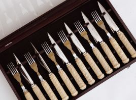 Caja con cuchillos y tenedores 