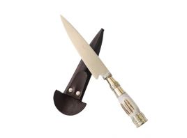 Cuchillo con cabo de asta de ciervo torneada con terminaciones en alpaca